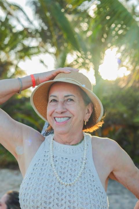Bruno e Pollyana celebrando o amor e a vida ao lado da pequena Celine, sob o pôr do sol dourado da Praia do Forte. Um ensaio de família repleto de emoção, conexão e beleza natural, capturado no Iberostar Selection Bahia.'