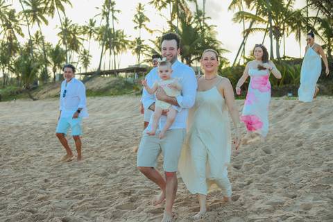 Bruno e Pollyana celebrando o amor e a vida ao lado da pequena Celine, sob o pôr do sol dourado da Praia do Forte. Um ensaio de família repleto de emoção, conexão e beleza natural, capturado no Iberostar Selection Bahia.'