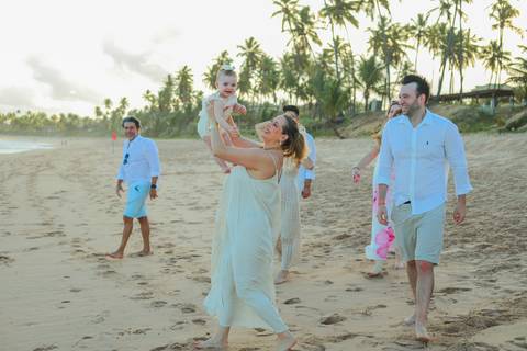 Bruno e Pollyana celebrando o amor e a vida ao lado da pequena Celine, sob o pôr do sol dourado da Praia do Forte. Um ensaio de família repleto de emoção, conexão e beleza natural, capturado no Iberostar Selection Bahia.'