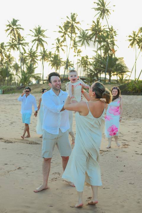 Bruno e Pollyana celebrando o amor e a vida ao lado da pequena Celine, sob o pôr do sol dourado da Praia do Forte. Um ensaio de família repleto de emoção, conexão e beleza natural, capturado no Iberostar Selection Bahia.'