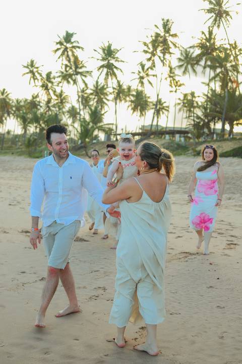 Bruno e Pollyana celebrando o amor e a vida ao lado da pequena Celine, sob o pôr do sol dourado da Praia do Forte. Um ensaio de família repleto de emoção, conexão e beleza natural, capturado no Iberostar Selection Bahia.'