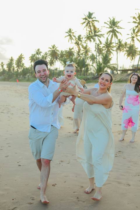 Bruno e Pollyana celebrando o amor e a vida ao lado da pequena Celine, sob o pôr do sol dourado da Praia do Forte. Um ensaio de família repleto de emoção, conexão e beleza natural, capturado no Iberostar Selection Bahia.'