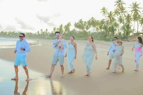 Bruno e Pollyana celebrando o amor e a vida ao lado da pequena Celine, sob o pôr do sol dourado da Praia do Forte. Um ensaio de família repleto de emoção, conexão e beleza natural, capturado no Iberostar Selection Bahia.'