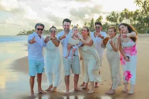 Bruno e Pollyana celebrando o amor e a vida ao lado da pequena Celine, sob o pôr do sol dourado da Praia do Forte. Um ensaio de família repleto de emoção, conexão e beleza natural, capturado no Iberostar Selection Bahia.'