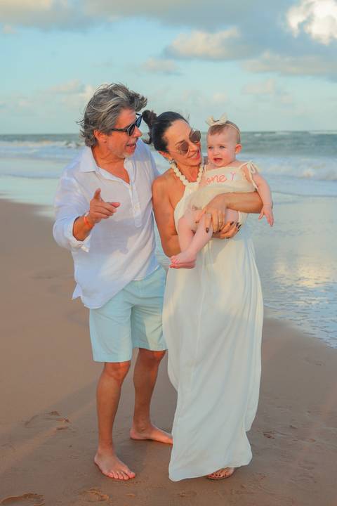 Bruno e Pollyana celebrando o amor e a vida ao lado da pequena Celine, sob o pôr do sol dourado da Praia do Forte. Um ensaio de família repleto de emoção, conexão e beleza natural, capturado no Iberostar Selection Bahia.'