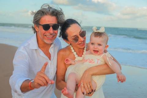 Bruno e Pollyana celebrando o amor e a vida ao lado da pequena Celine, sob o pôr do sol dourado da Praia do Forte. Um ensaio de família repleto de emoção, conexão e beleza natural, capturado no Iberostar Selection Bahia.'