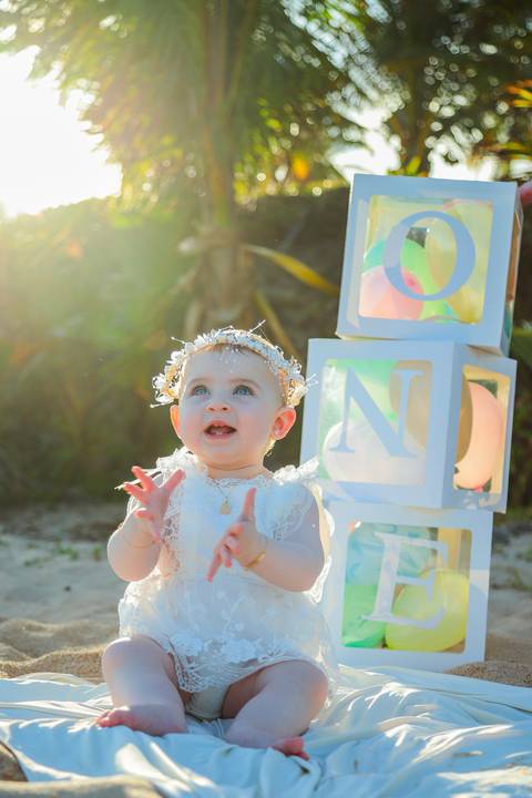 Celine descobrindo o mundo entre o mar e o pôr do sol na Praia do Forte. Um ensaio fotográfico cheio de ternura e liberdade no Iberostar Selection Bahia, onde cada sorriso reflete a pureza da infância e a alegria de estar em família à beira-mar.'