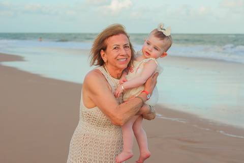 Bruno e Pollyana celebrando o amor e a vida ao lado da pequena Celine, sob o pôr do sol dourado da Praia do Forte. Um ensaio de família repleto de emoção, conexão e beleza natural, capturado no Iberostar Selection Bahia.'