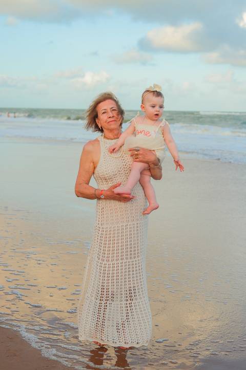 Celine se encantou com o mar, a brisa e a areia sob os pés. Um ensaio infantil cheio de espontaneidade e pureza, realizado no Iberostar Praia do Forte — um lugar perfeito para registrar momentos que o tempo não apaga.'