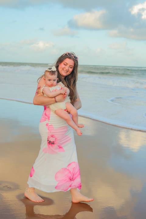 Celine se encantou com o mar, a brisa e a areia sob os pés. Um ensaio infantil cheio de espontaneidade e pureza, realizado no Iberostar Praia do Forte — um lugar perfeito para registrar momentos que o tempo não apaga.'