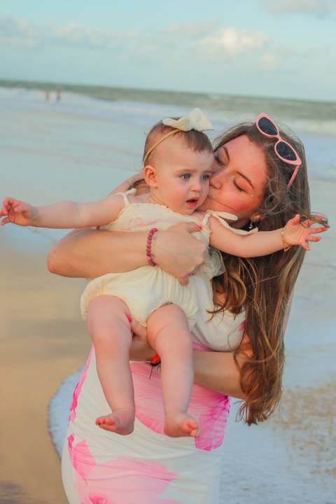 Celine se encantou com o mar, a brisa e a areia sob os pés. Um ensaio infantil cheio de espontaneidade e pureza, realizado no Iberostar Praia do Forte — um lugar perfeito para registrar momentos que o tempo não apaga.'