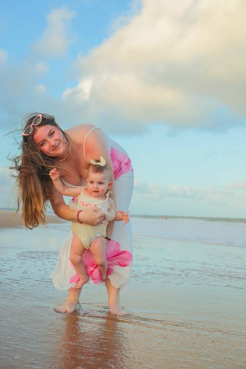 Celine se encantou com o mar, a brisa e a areia sob os pés. Um ensaio infantil cheio de espontaneidade e pureza, realizado no Iberostar Praia do Forte — um lugar perfeito para registrar momentos que o tempo não apaga.'