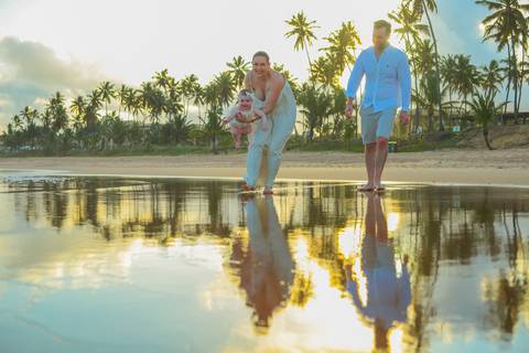 Celine se encantou com o mar, a brisa e a areia sob os pés. Um ensaio infantil cheio de espontaneidade e pureza, realizado no Iberostar Praia do Forte — um lugar perfeito para registrar momentos que o tempo não apaga.'