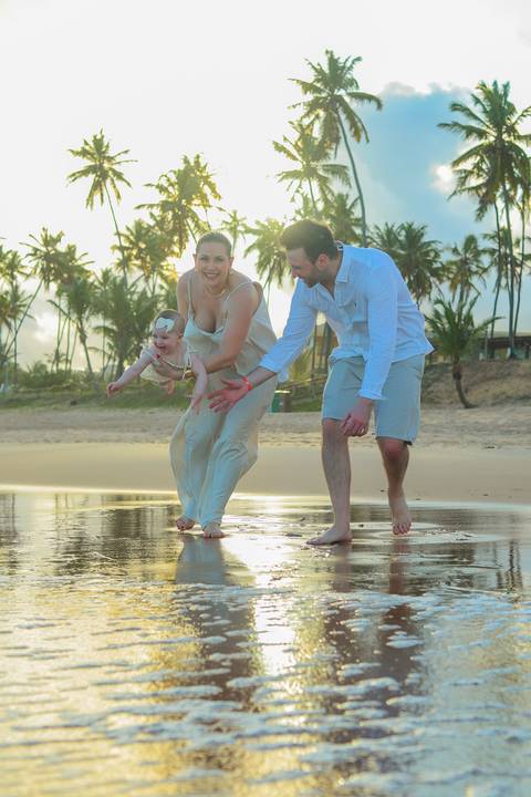 Celine se encantou com o mar, a brisa e a areia sob os pés. Um ensaio infantil cheio de espontaneidade e pureza, realizado no Iberostar Praia do Forte — um lugar perfeito para registrar momentos que o tempo não apaga.'
