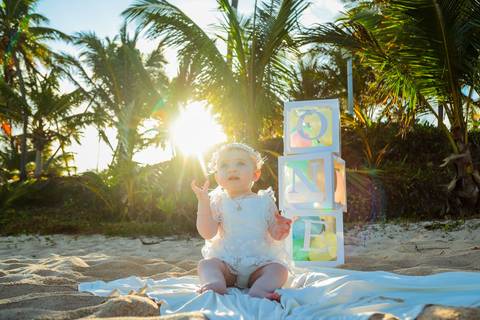 Celine descobrindo o mundo entre o mar e o pôr do sol na Praia do Forte. Um ensaio fotográfico cheio de ternura e liberdade no Iberostar Selection Bahia, onde cada sorriso reflete a pureza da infância e a alegria de estar em família à beira-mar.'