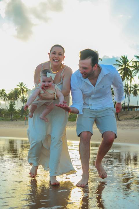 Um pôr do sol dourado, uma menina feliz e uma família reunida. O ensaio de 1 aninho da Celine no Iberostar Praia do Forte reflete o verdadeiro significado da fotografia: guardar para sempre o que o coração sente hoje.'