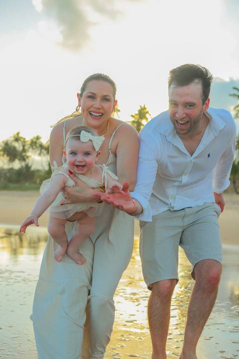 Um pôr do sol dourado, uma menina feliz e uma família reunida. O ensaio de 1 aninho da Celine no Iberostar Praia do Forte reflete o verdadeiro significado da fotografia: guardar para sempre o que o coração sente hoje.'