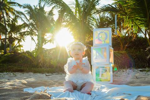 Celine descobrindo o mundo entre o mar e o pôr do sol na Praia do Forte. Um ensaio fotográfico cheio de ternura e liberdade no Iberostar Selection Bahia, onde cada sorriso reflete a pureza da infância e a alegria de estar em família à beira-mar.'