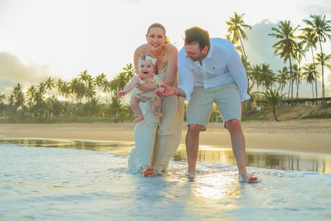 Um pôr do sol dourado, uma menina feliz e uma família reunida. O ensaio de 1 aninho da Celine no Iberostar Praia do Forte reflete o verdadeiro significado da fotografia: guardar para sempre o que o coração sente hoje.'