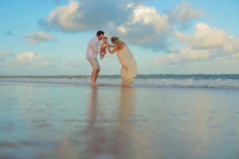 Um pôr do sol dourado, uma menina feliz e uma família reunida. O ensaio de 1 aninho da Celine no Iberostar Praia do Forte reflete o verdadeiro significado da fotografia: guardar para sempre o que o coração sente hoje.'