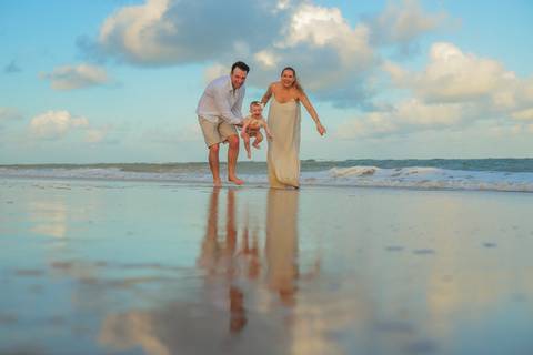 Celine se encantou com o mar, a brisa e a areia sob os pés. Um ensaio infantil cheio de espontaneidade e pureza, realizado no Iberostar Praia do Forte — um lugar perfeito para registrar momentos que o tempo não apaga.'