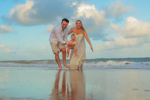 Celine se encantou com o mar, a brisa e a areia sob os pés. Um ensaio infantil cheio de espontaneidade e pureza, realizado no Iberostar Praia do Forte — um lugar perfeito para registrar momentos que o tempo não apaga.'