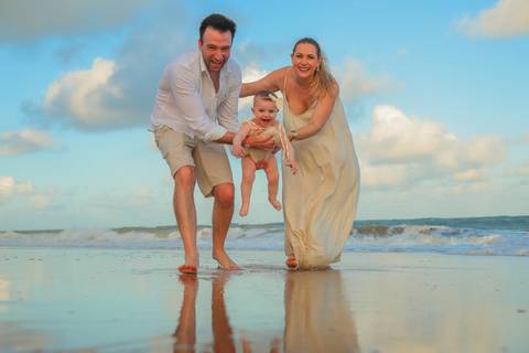 Celine se encantou com o mar, a brisa e a areia sob os pés. Um ensaio infantil cheio de espontaneidade e pureza, realizado no Iberostar Praia do Forte — um lugar perfeito para registrar momentos que o tempo não apaga.'