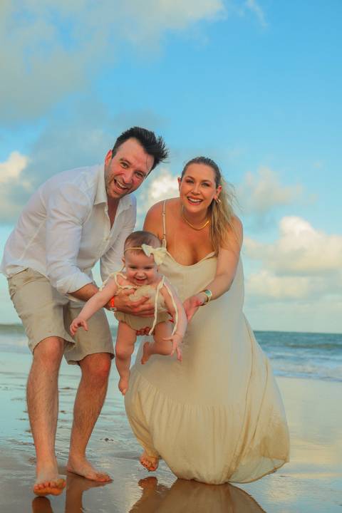 Celine se encantou com o mar, a brisa e a areia sob os pés. Um ensaio infantil cheio de espontaneidade e pureza, realizado no Iberostar Praia do Forte — um lugar perfeito para registrar momentos que o tempo não apaga.'