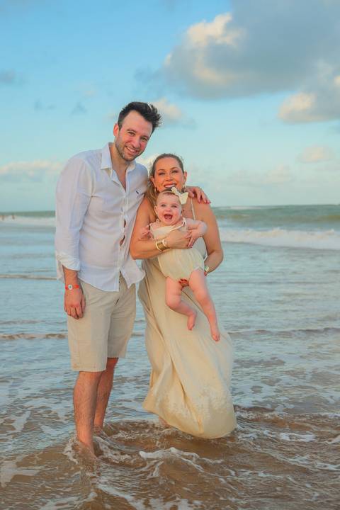 O abraço da família, o riso leve e o sol tocando o mar. Assim foi o ensaio de 1 aninho da Celine, fotografado no Iberostar Selection Praia do Forte, um cenário de sonho para quem ama celebrar a vida em família.'