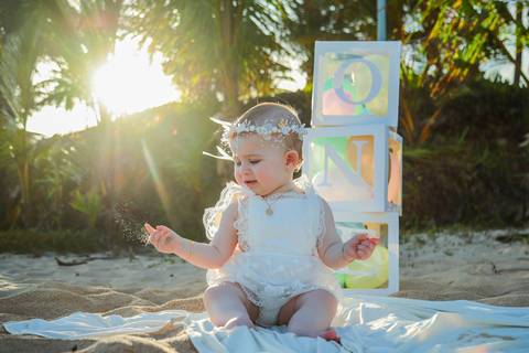 Celine descobrindo o mundo entre o mar e o pôr do sol na Praia do Forte. Um ensaio fotográfico cheio de ternura e liberdade no Iberostar Selection Bahia, onde cada sorriso reflete a pureza da infância e a alegria de estar em família à beira-mar.'