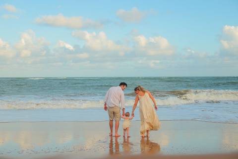 O abraço da família, o riso leve e o sol tocando o mar. Assim foi o ensaio de 1 aninho da Celine, fotografado no Iberostar Selection Praia do Forte, um cenário de sonho para quem ama celebrar a vida em família.'