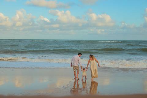 O abraço da família, o riso leve e o sol tocando o mar. Assim foi o ensaio de 1 aninho da Celine, fotografado no Iberostar Selection Praia do Forte, um cenário de sonho para quem ama celebrar a vida em família.'