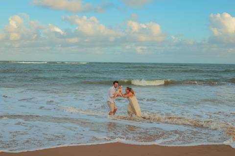 O abraço da família, o riso leve e o sol tocando o mar. Assim foi o ensaio de 1 aninho da Celine, fotografado no Iberostar Selection Praia do Forte, um cenário de sonho para quem ama celebrar a vida em família.'