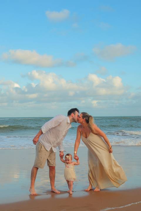 O abraço da família, o riso leve e o sol tocando o mar. Assim foi o ensaio de 1 aninho da Celine, fotografado no Iberostar Selection Praia do Forte, um cenário de sonho para quem ama celebrar a vida em família.'