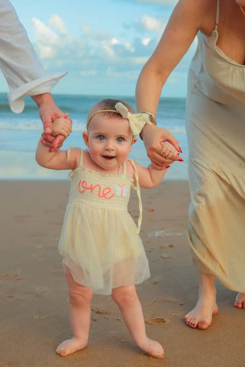 O abraço da família, o riso leve e o sol tocando o mar. Assim foi o ensaio de 1 aninho da Celine, fotografado no Iberostar Selection Praia do Forte, um cenário de sonho para quem ama celebrar a vida em família.'