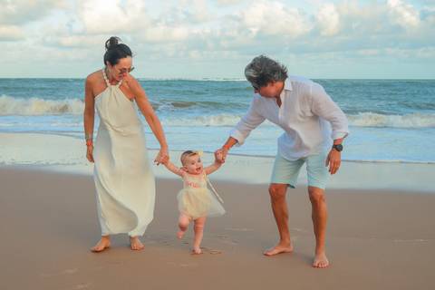 Fotografar Celine e sua família no Iberostar Selection Praia do Forte foi testemunhar amor em forma de gesto. Um ensaio repleto de emoções, onde o mar, o sol e o sorriso da menina se uniram em perfeita harmonia.'