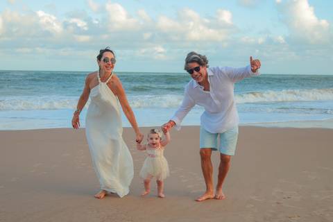 Fotografar Celine e sua família no Iberostar Selection Praia do Forte foi testemunhar amor em forma de gesto. Um ensaio repleto de emoções, onde o mar, o sol e o sorriso da menina se uniram em perfeita harmonia.'