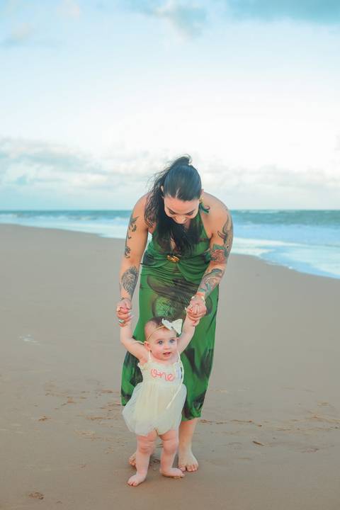 Fotografar Celine e sua família no Iberostar Selection Praia do Forte foi testemunhar amor em forma de gesto. Um ensaio repleto de emoções, onde o mar, o sol e o sorriso da menina se uniram em perfeita harmonia.'