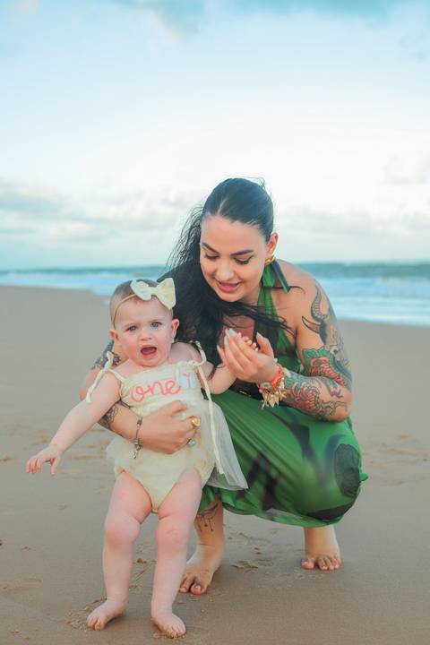 Fotografar Celine e sua família no Iberostar Selection Praia do Forte foi testemunhar amor em forma de gesto. Um ensaio repleto de emoções, onde o mar, o sol e o sorriso da menina se uniram em perfeita harmonia.'