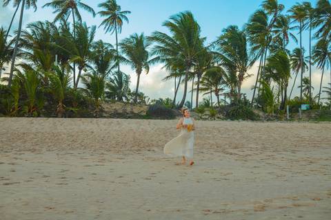 O abraço da família, o riso leve e o sol tocando o mar. Assim foi o ensaio de 1 aninho da Celine, fotografado no Iberostar Selection Praia do Forte, um cenário de sonho para quem ama celebrar a vida em família.'