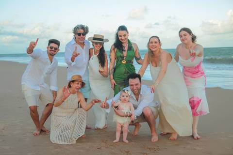 O abraço da família, o riso leve e o sol tocando o mar. Assim foi o ensaio de 1 aninho da Celine, fotografado no Iberostar Selection Praia do Forte, um cenário de sonho para quem ama celebrar a vida em família.'