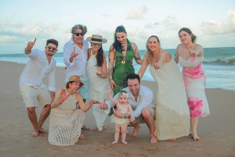 O abraço da família, o riso leve e o sol tocando o mar. Assim foi o ensaio de 1 aninho da Celine, fotografado no Iberostar Selection Praia do Forte, um cenário de sonho para quem ama celebrar a vida em família.'