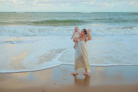 No Iberostar Selection Praia do Forte, a pequena Celine viveu um dia inesquecível com seus pais e familiares. O ensaio capturou o amor, a liberdade e o encanto da infância, com o mar da Bahia como testemunha.'