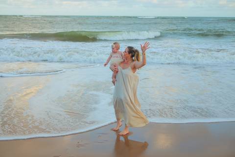 No Iberostar Selection Praia do Forte, a pequena Celine viveu um dia inesquecível com seus pais e familiares. O ensaio capturou o amor, a liberdade e o encanto da infância, com o mar da Bahia como testemunha.'