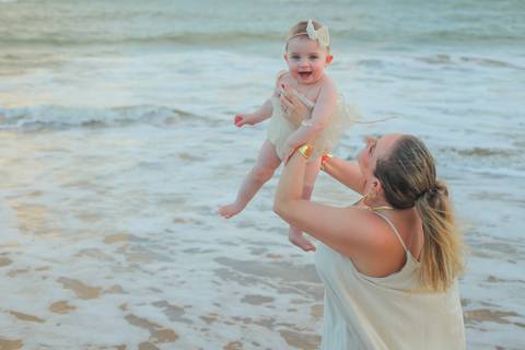No Iberostar Selection Praia do Forte, a pequena Celine viveu um dia inesquecível com seus pais e familiares. O ensaio capturou o amor, a liberdade e o encanto da infância, com o mar da Bahia como testemunha.'