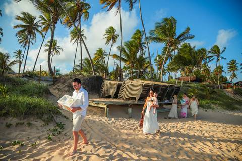 Celine descobrindo o mundo entre o mar e o pôr do sol na Praia do Forte. Um ensaio fotográfico cheio de ternura e liberdade no Iberostar Selection Bahia, onde cada sorriso reflete a pureza da infância e a alegria de estar em família à beira-mar.'
