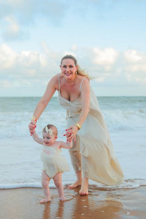 No Iberostar Selection Praia do Forte, a pequena Celine viveu um dia inesquecível com seus pais e familiares. O ensaio capturou o amor, a liberdade e o encanto da infância, com o mar da Bahia como testemunha.'
