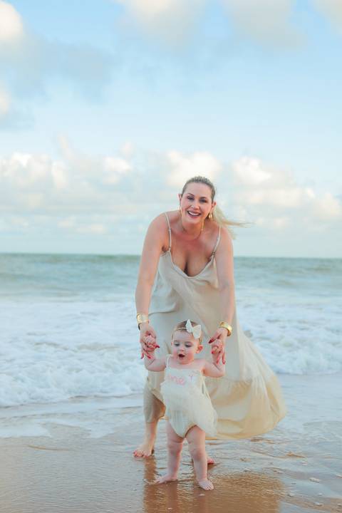 No Iberostar Selection Praia do Forte, a pequena Celine viveu um dia inesquecível com seus pais e familiares. O ensaio capturou o amor, a liberdade e o encanto da infância, com o mar da Bahia como testemunha.'