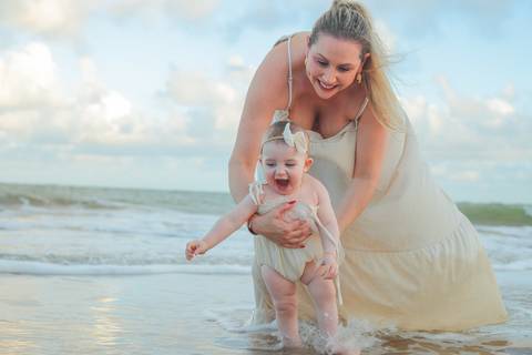 No Iberostar Selection Praia do Forte, a pequena Celine viveu um dia inesquecível com seus pais e familiares. O ensaio capturou o amor, a liberdade e o encanto da infância, com o mar da Bahia como testemunha.'