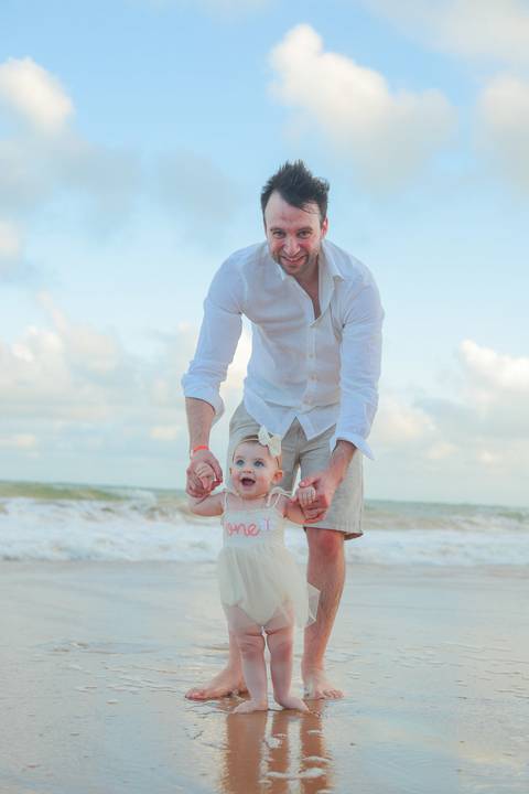 No Iberostar Selection Praia do Forte, a pequena Celine viveu um dia inesquecível com seus pais e familiares. O ensaio capturou o amor, a liberdade e o encanto da infância, com o mar da Bahia como testemunha.'